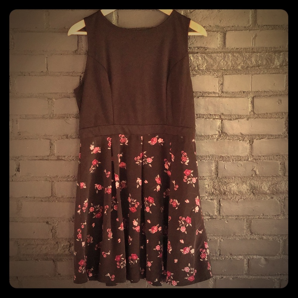 SUPER FLATTERING Floral Mini Dress